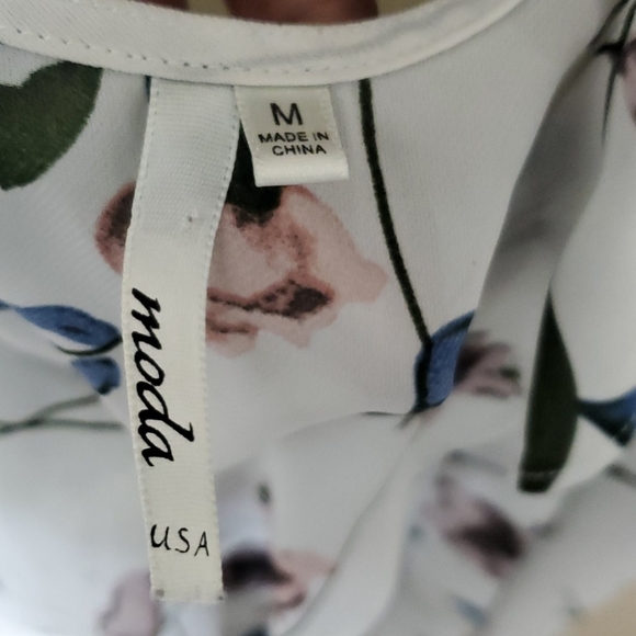 Moda Ruffle v-neck collar, tie front tank top - Picture 3 of 4